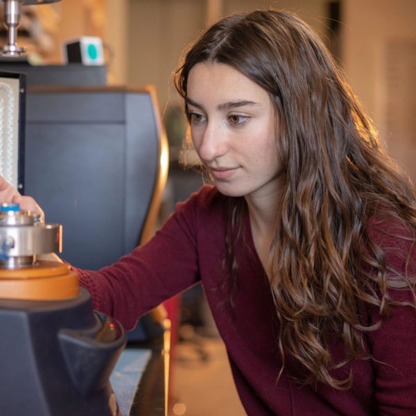 Josette Vigil working in a Mechanical Engineering lab.