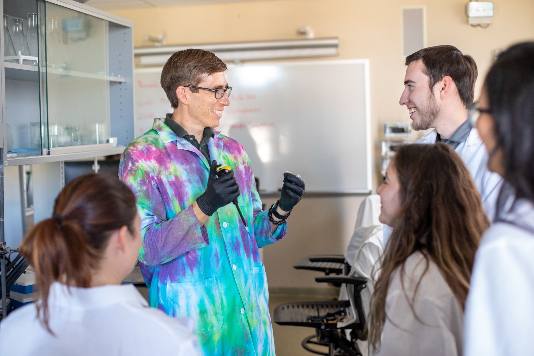 NAU–Yuma Clinical Professor of Biological and Natural Resource Sciences Francisco Villa talks with students in the genetics lab.