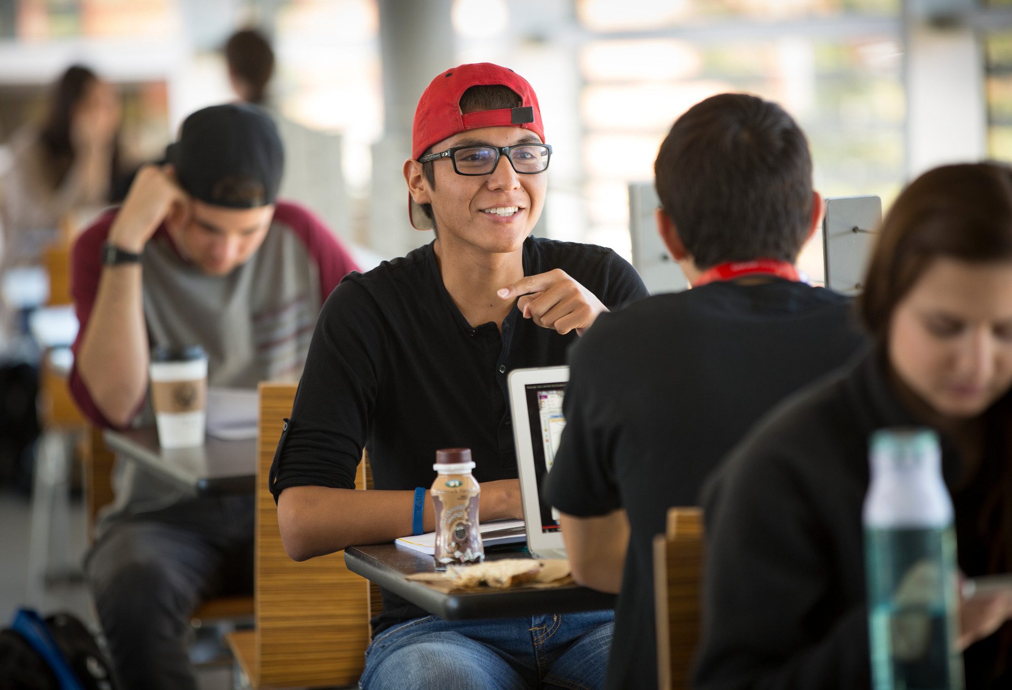Dos estudiantes comen juntos en una mesa en un comedor de NAU.
