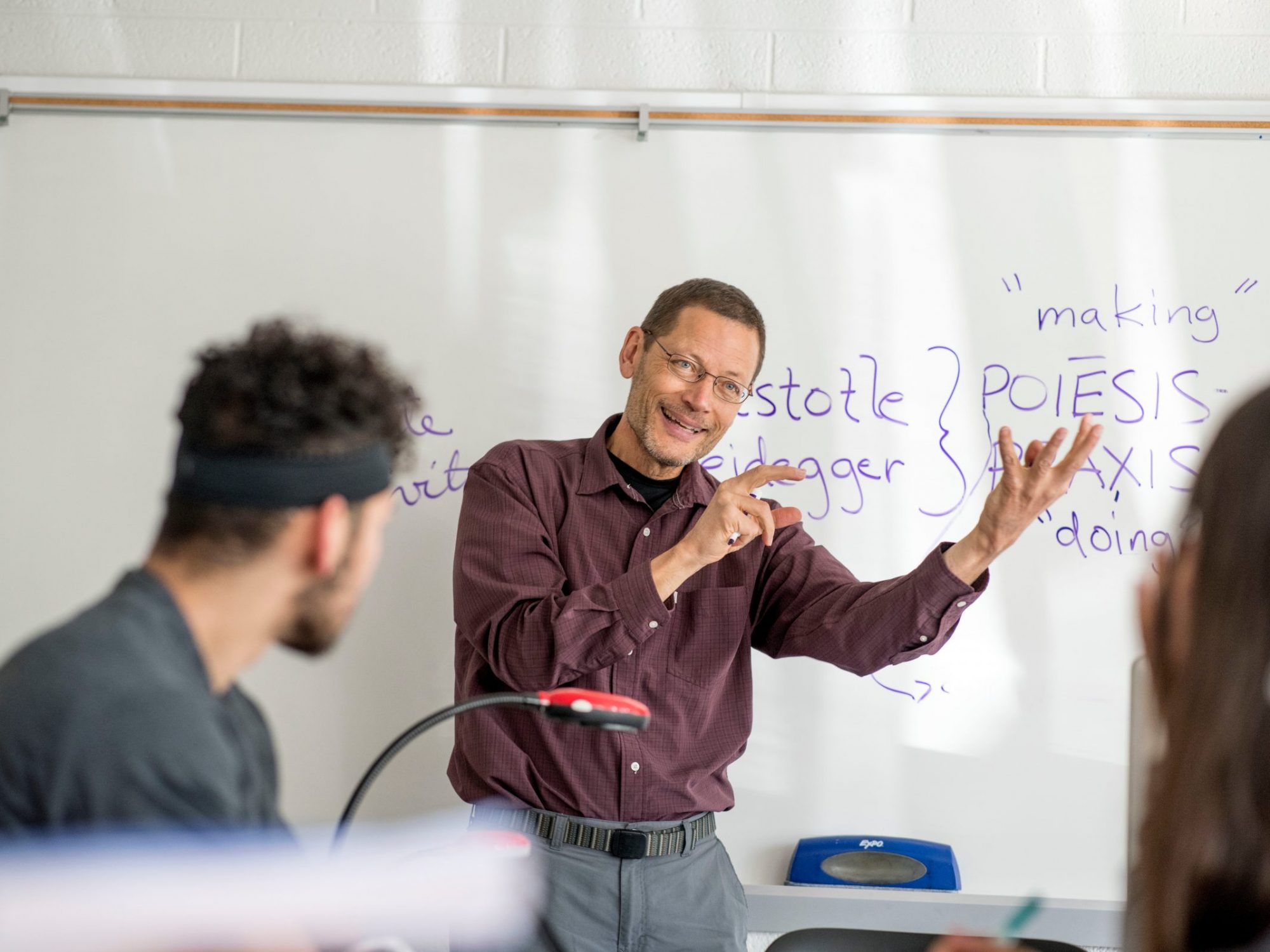 Profesor de Filosof&iacute;a de NAU George Rudebusch conferencia a estudiantes al frente del aula.