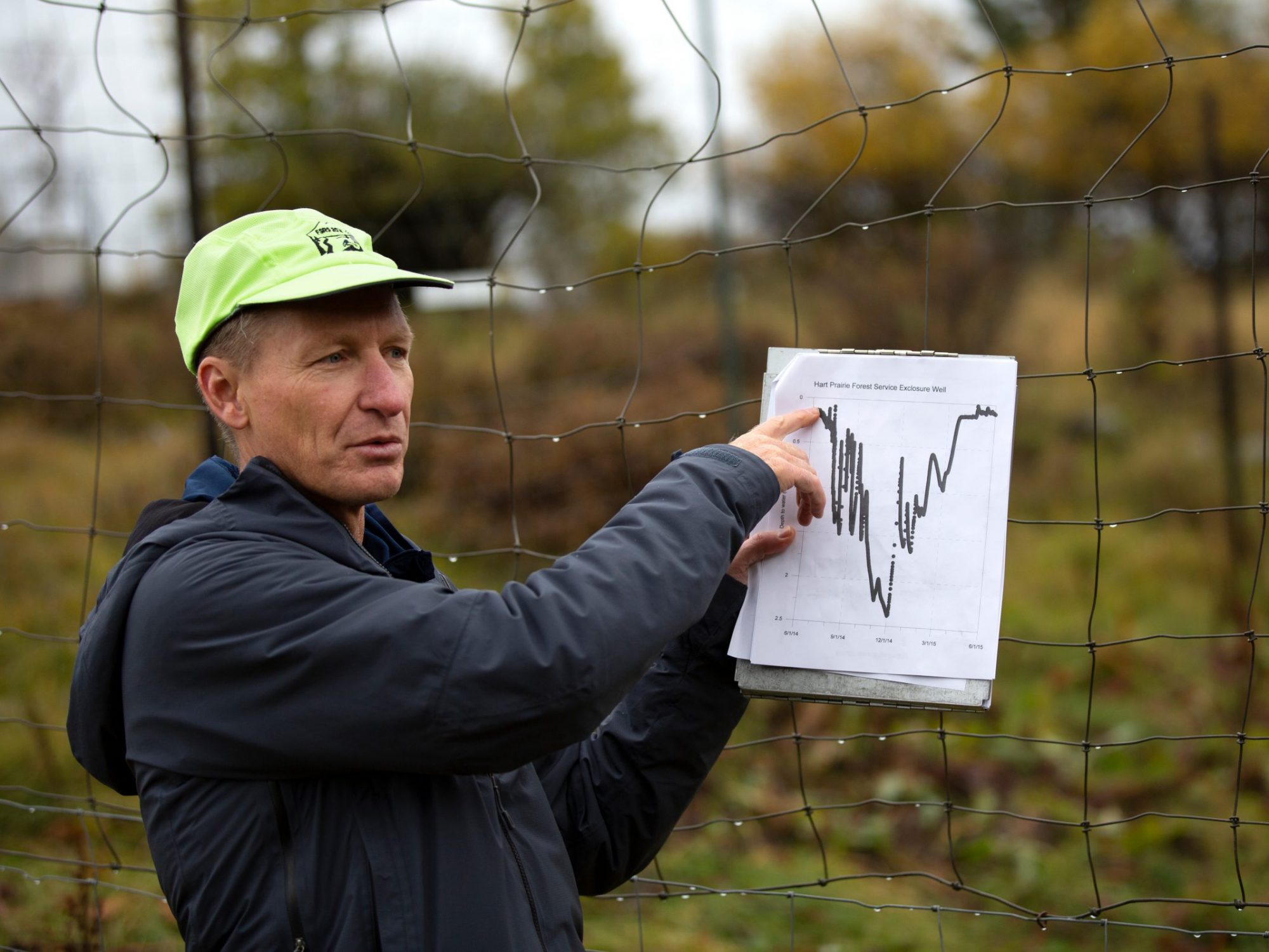 Abe Springer, profesor en la Escuela de Tierra y Sostenibilidad en NAU, demuestra y se&ntilde;ala a un diagrama cient&iacute;fico mientras habla con estudiantes.