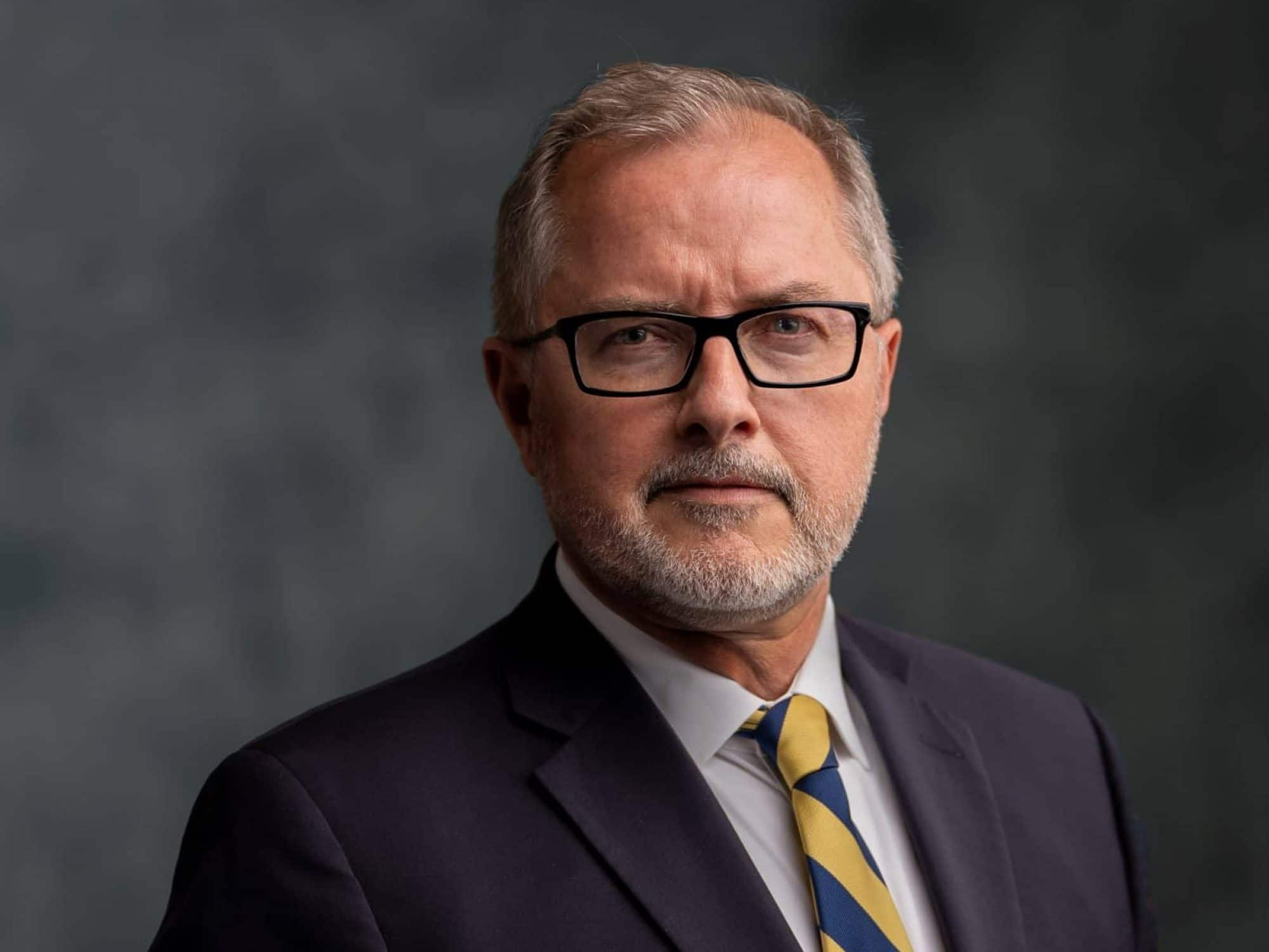 Kevin Gustafason, De&aacute;n del Colegio de Honores y profesor asociado de Ingl&eacute;s en NAU.