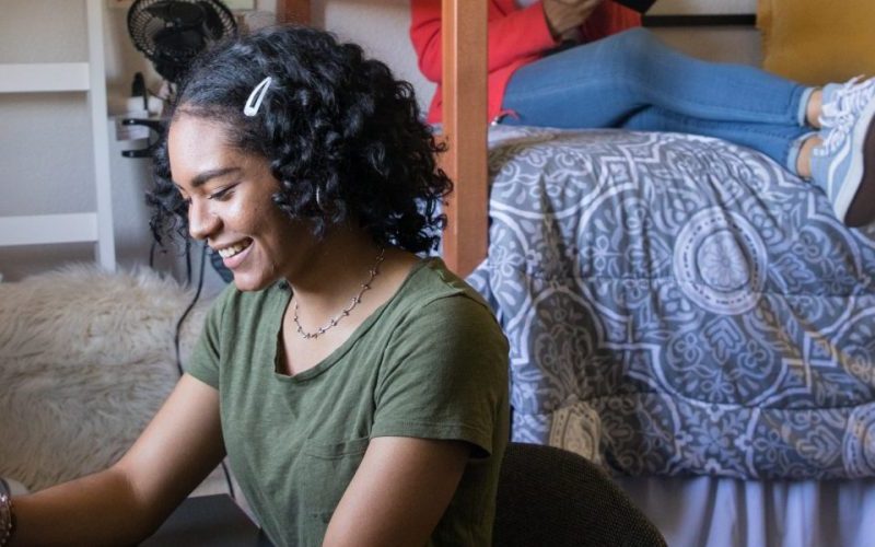 Estudiantes se relajan en un dormitorio de NAU.