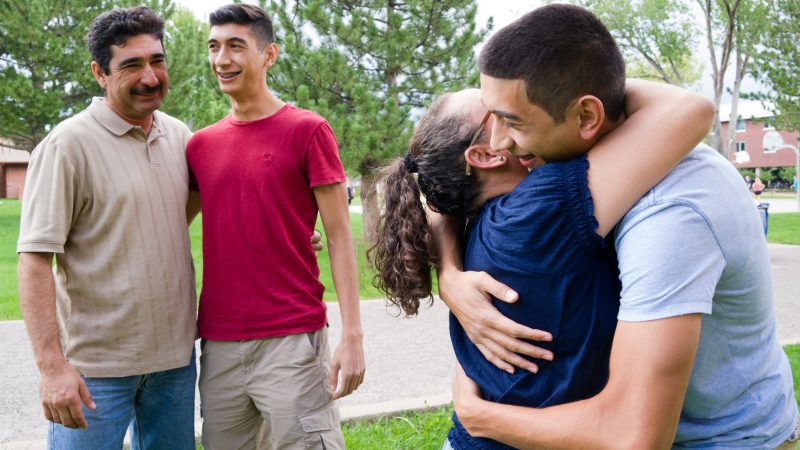 Una familia felicita a su hijo después de su aceptación a NAU.
