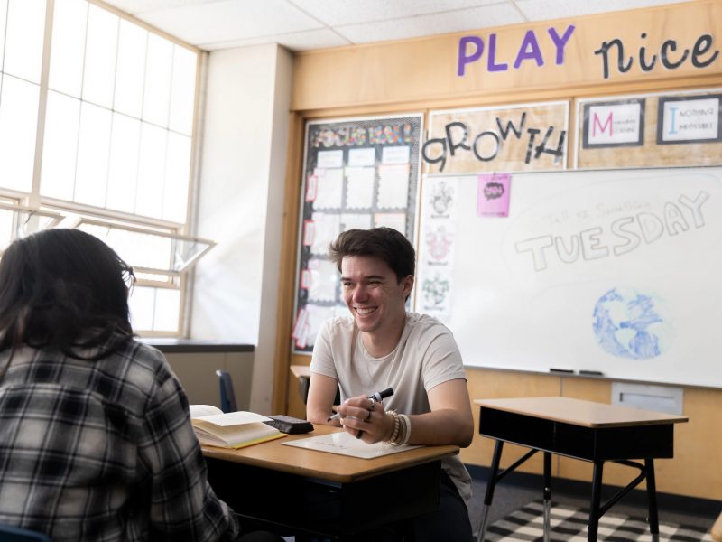 Dos estudiantes de NAU trabajan juntos en un aula.