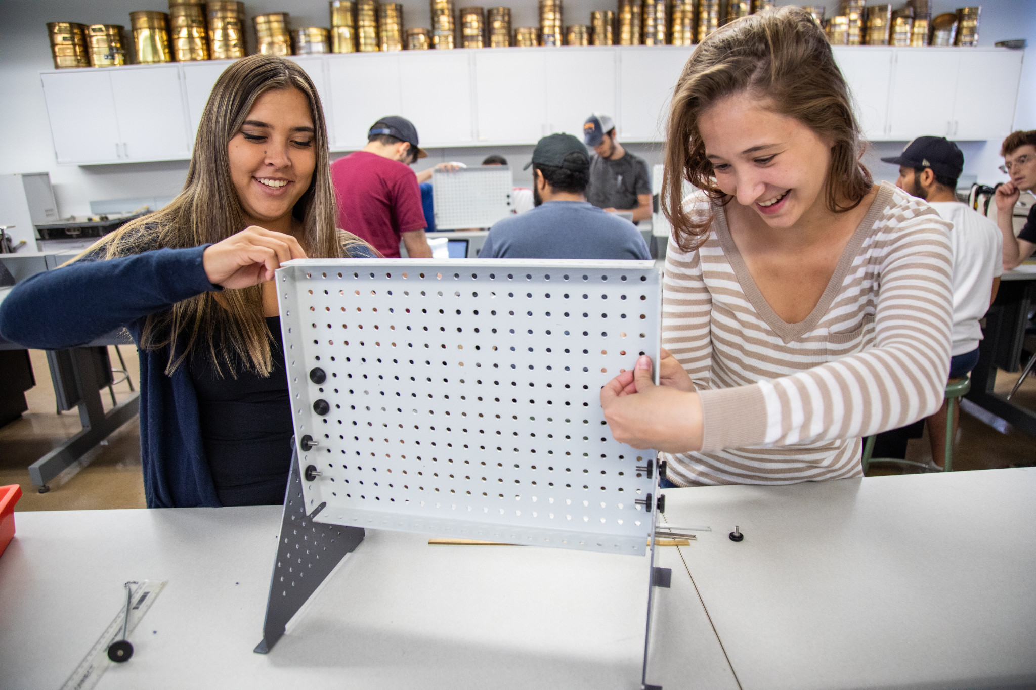 Dos estudiantes trabajan juntos en un proyecto.