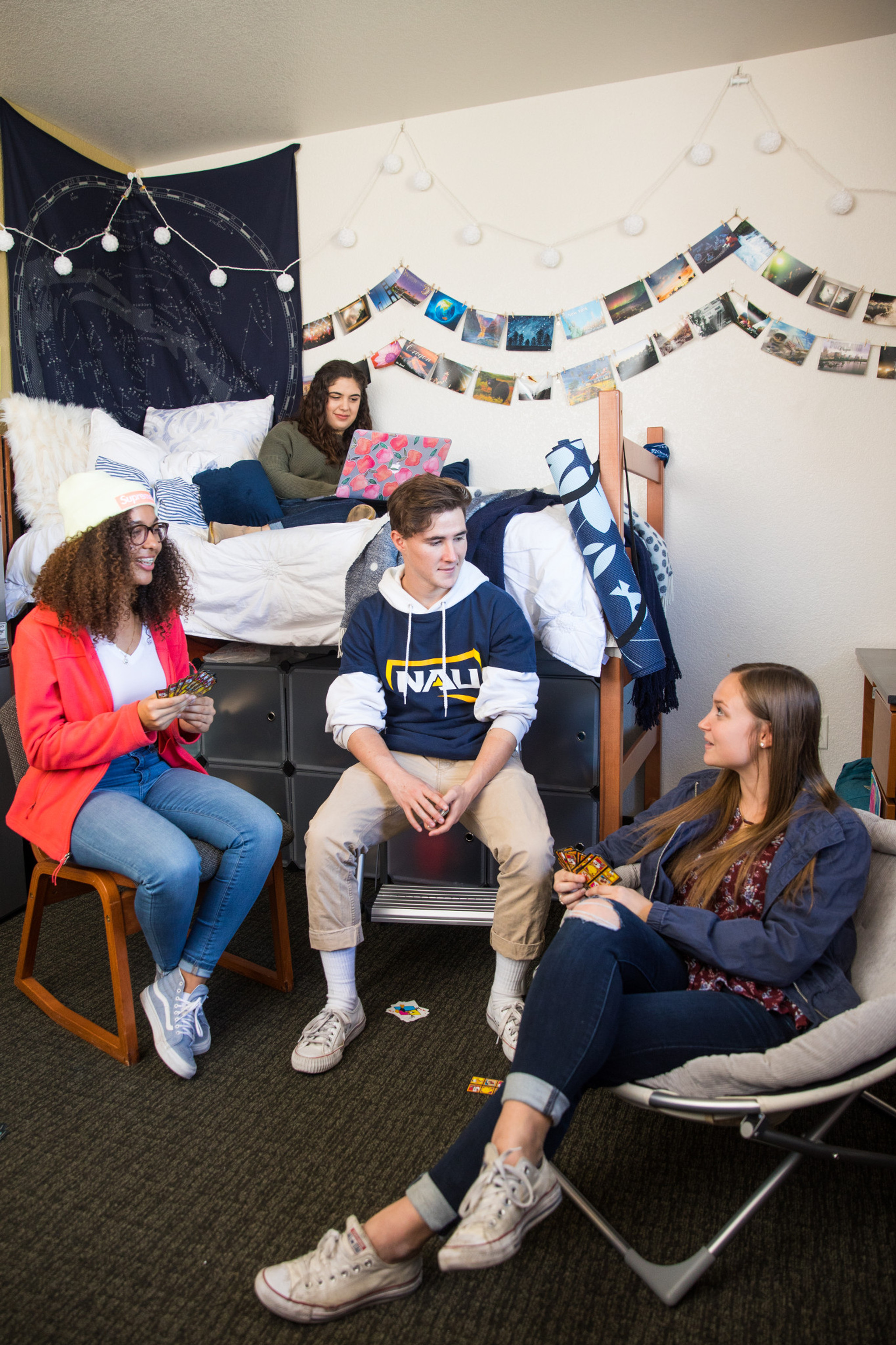 Estudiantes de NAU juegan a las cartas en un dormitorio.
