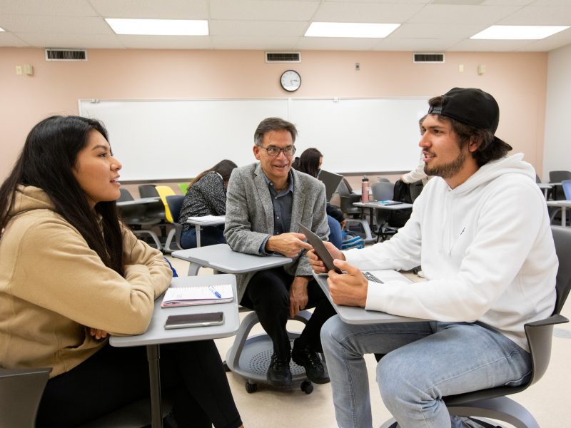 Students discuss something with their instructor.
