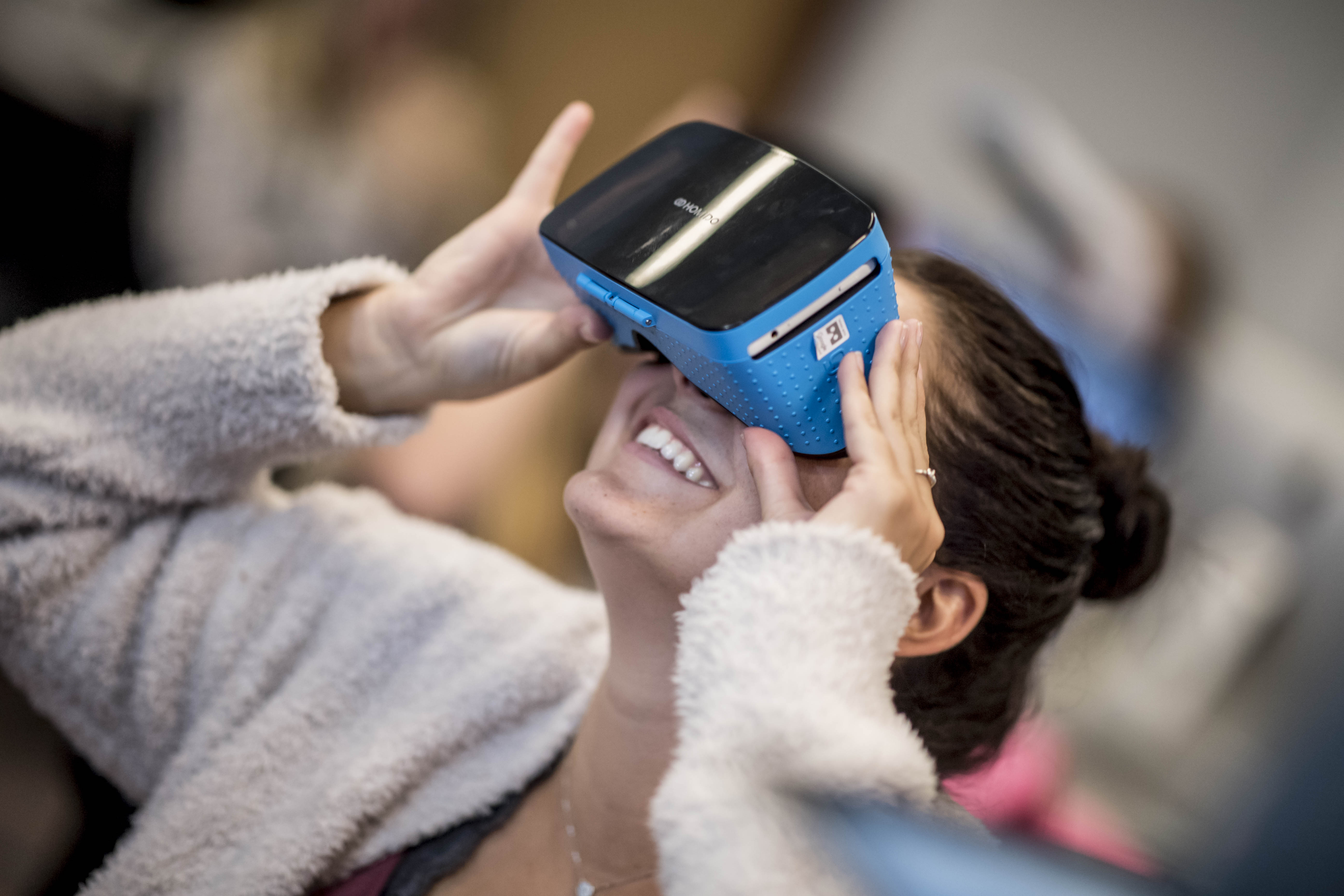 N A U student looks into V R goggles.