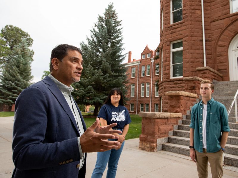 President José Luis Cruz Rivera speaks with students on campus.